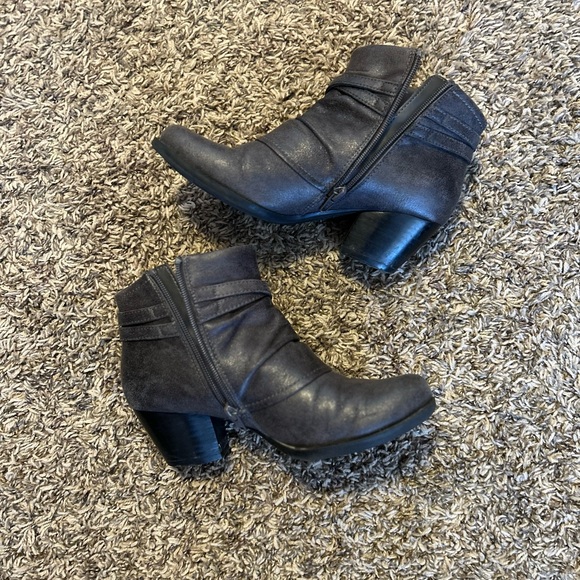 Womens BareTraps Rhapsody Cross Strap Ankle Boots, Mushroom - Picture 7 of 11